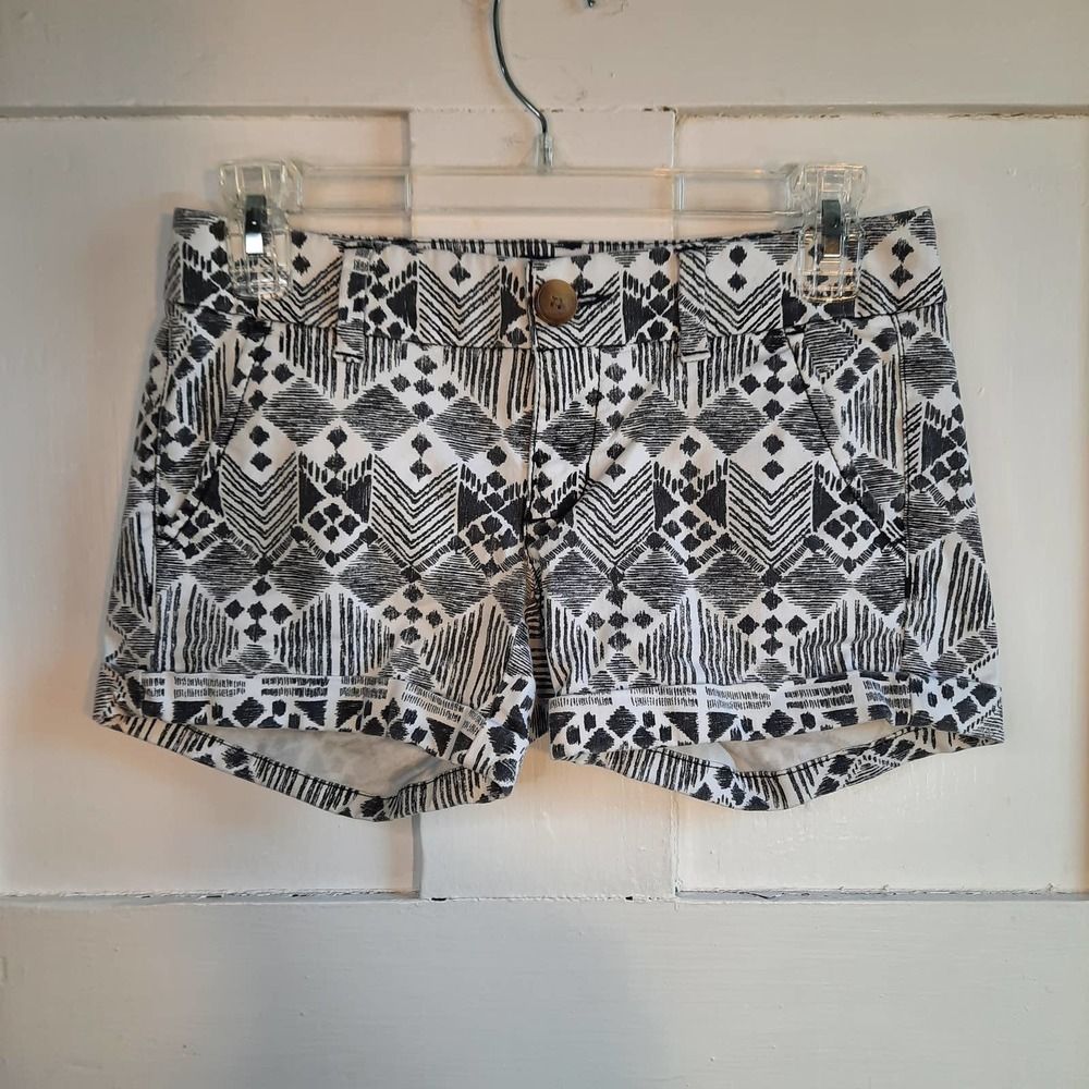 Black/White Geometric Shorts sz00